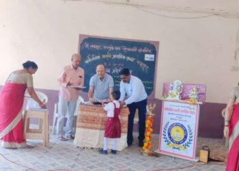 नवापूर येथील सार्वजनिक मराठी  शाळेत प्रथम दिवस उत्साहात साजरा