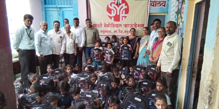 उमर्दे खुर्दे येथील जि. प.शाळेतील विद्यार्थ्यांना  साक्षी मेमोरियल फाउंडेशनतर्फे दप्तर व शालेय साहित्य वाटप