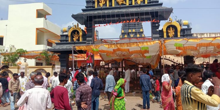 शनिमांडळ येथे शनि अमावस्येनिमित्त तीन राज्यातील भाविकांनी घेतले दर्शन