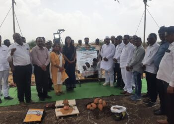 आश्रमशाळेतील विद्यार्थ्यांना शैक्षणिक साहित्य वेळेवर उपलब्ध होण्यासाठी  होण्यासाठी सुलभ कार्यपद्धतीचा अवलंब करणार -पालकमंत्री डॉ.विजयकुमार गावित