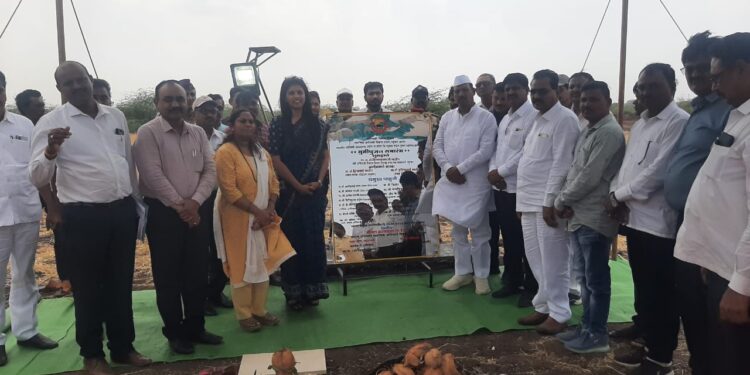 आश्रमशाळेतील विद्यार्थ्यांना शैक्षणिक साहित्य वेळेवर उपलब्ध होण्यासाठी होण्यासाठी सुलभ कार्यपद्धतीचा अवलंब करणार -पालकमंत्री डॉ.विजयकुमार गावित