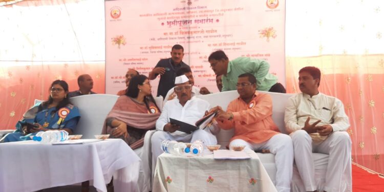 आता राज्यातील सर्व आश्रमशाळेत आठवी नंतर विद्यार्थ्यांना मिळणार टॅबलेट : पालकमंत्री डॉ.विजयकुमार गावित