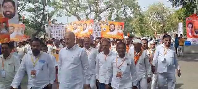 शिवसेनेच्या वर्धापन दिनी जिल्ह्यातील शिंदे गटाच्या शिवसैनिकांचे मुंबईत शक्ती प्रदर्शन