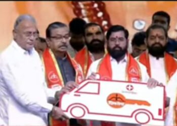 जिल्ह्यातील ग्रामीण भागासाठी शिवसेनेतर्फे २ रुग्णवाहिका, मुख्यमंत्र्यांच्या हस्ते माजी आ.चंद्रकांत रघुवंशींकडे चाव्या सुपूर्द