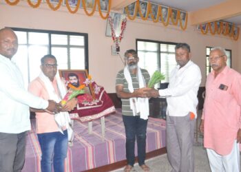 वडिलांप्रती कृतज्ञता;  30 वर्षांनी फेडले पांग, जगताप बंधूंनी वैद्यकीय मदतीसाठी दिले दोन लाख