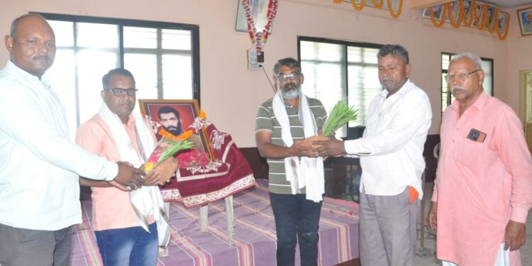 वडिलांप्रती कृतज्ञता;  30 वर्षांनी फेडले पांग, जगताप बंधूंनी वैद्यकीय मदतीसाठी दिले दोन लाख