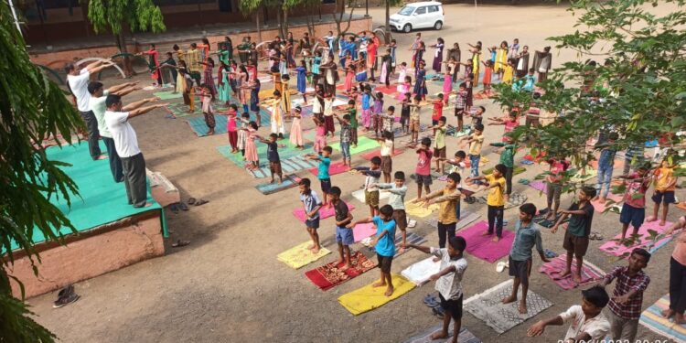 भरडू आश्रमशाळेत आंतराष्ट्रीय योग दिवस मोठ्या उत्साहात साजरा