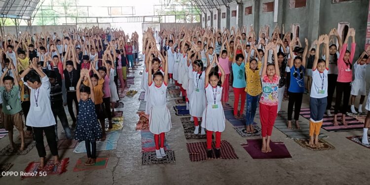 नेमसुशिल शैक्षणिक समूहात जागतिक योग दिवस साजरा