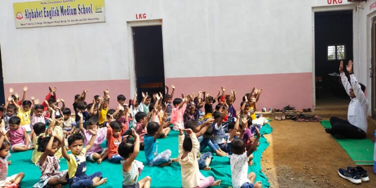 मोलगीच्या अल्फाबेट स्कूल मध्ये योगा दिवस साजरा