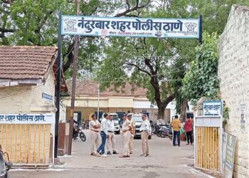 नंदूरबार येथे वाहतूक पोलीस कर्मचाऱ्यास मारहाण