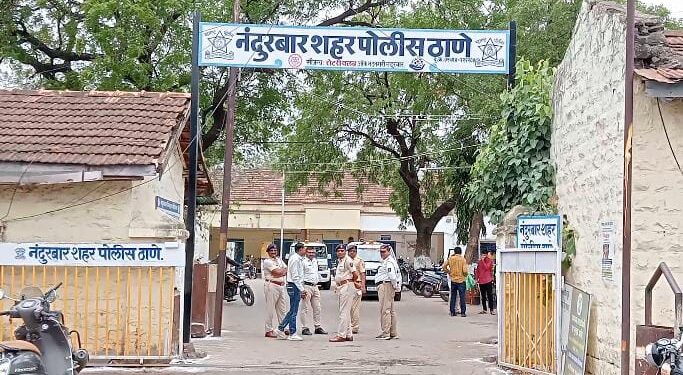 नंदूरबार येथे वाहतूक पोलीस कर्मचाऱ्यास मारहाण