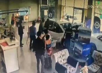  शोरुममध्ये कार दाखविताना घडला अपघात, कर्मचाऱ्याचा उपचारा दरम्यान मृत्यू