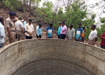 मुख्य कार्यकारी अधिकाऱ्यांची अतिदुर्गम तीनसमाळला भेट, तिन कोटींचा पाणीपुरवठा योजनेची केली पाहणी