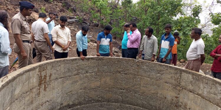 मुख्य कार्यकारी अधिकाऱ्यांची अतिदुर्गम तीनसमाळला भेट, तिन कोटींचा पाणीपुरवठा योजनेची केली पाहणी