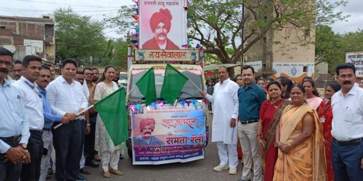 पालकमंत्री डॉ. विजयकुमार गावीत यांच्या हस्ते हिरवी झेंडी दाखवून समता रॅलीस सुरुवात