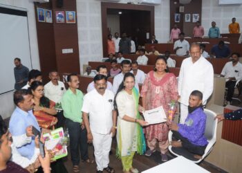 जिल्हा वार्षिक योजनेसह विविध उपक्रमांमध्ये दिव्यांगांसाठी पाच टक्के निधीची तरतूद :पालकमंत्री डॉ. विजयकुमार गावित