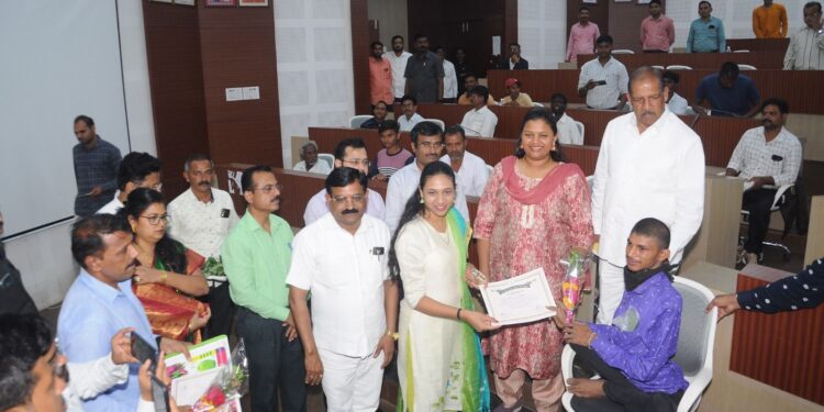 जिल्हा वार्षिक योजनेसह विविध उपक्रमांमध्ये दिव्यांगांसाठी पाच टक्के निधीची तरतूद :पालकमंत्री डॉ. विजयकुमार गावित