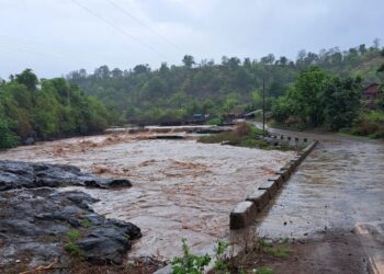 पाऊस आला धावून, पुल गेला वाहून…