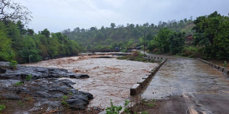 पाऊस आला धावून, पुल गेला वाहून…