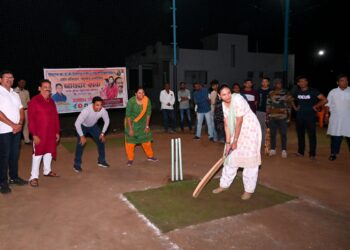 अर्हत प्रतिष्ठान आयोजित खासदार चषक सिक्स साईड नाईट क्रिकेट टूर्नामेंटचे डॉ.सुप्रिया गावित यांच्या हस्ते उद्घाटन