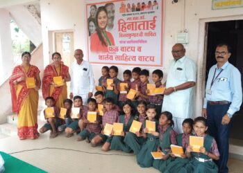 भालेर येथे खा.हिना गावित यांच्या वाढदिवसानिमित्त विद्यार्थ्यांना शालेय साहित्य वाटप 