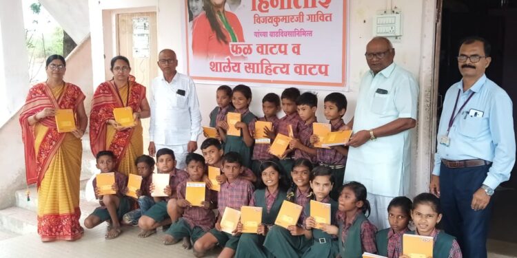 भालेर येथे खा.हिना गावित यांच्या वाढदिवसानिमित्त विद्यार्थ्यांना शालेय साहित्य वाटप