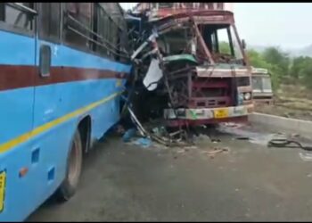 बस व ट्रकचा भीषण अपघात ट्रक चालक ठार तर १५ प्रवाशी जखमी