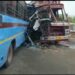 बस व ट्रकचा भीषण अपघात ट्रक चालक ठार तर १५ प्रवाशी जखमी