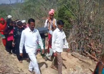 अरे बापरे: नवरदेवाला खांद्यावर घेत वऱ्हाडींची चक्क २० किमी पायपीट