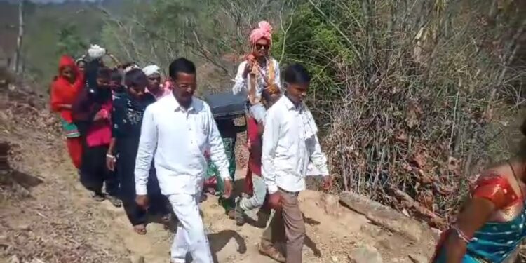 अरे बापरे: नवरदेवाला खांद्यावर घेत वऱ्हाडींची चक्क २० किमी पायपीट