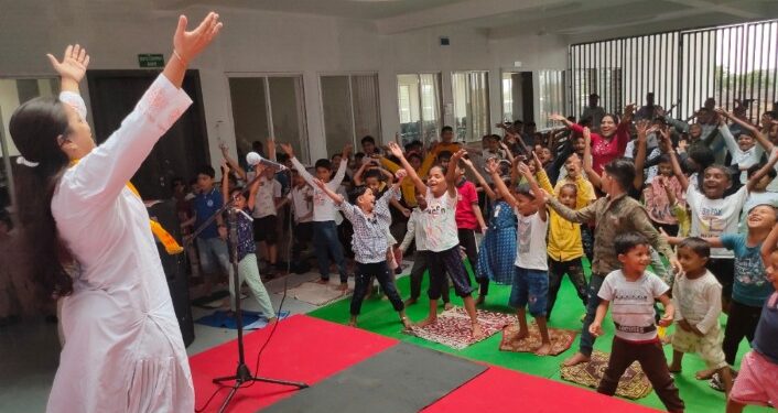 एम. के. डी. इंग्लिश मीडियम स्कूल येथे आंतरराष्ट्रीय योगा दिन उत्साहात साजरा