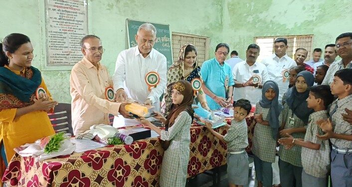 नंदूरबार येथे मा.आ.चंद्रकांत रघुवंशी यांच्या हस्ते  शैक्षणिक साहित्य वाटप