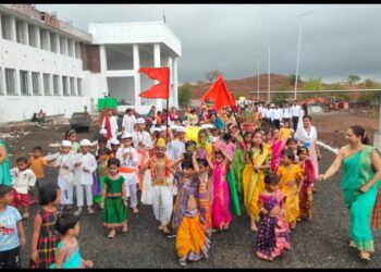 आषाढी एकादशी निमित्त एम. के.डी.इंग्लिश मीडियम स्कूलच्या विद्यार्थ्यांनी दिंडी काढून केली साजरी