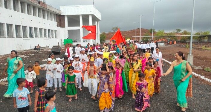 आषाढी एकादशी निमित्त एम. के.डी.इंग्लिश मीडियम स्कूलच्या विद्यार्थ्यांनी दिंडी काढून केली साजरी