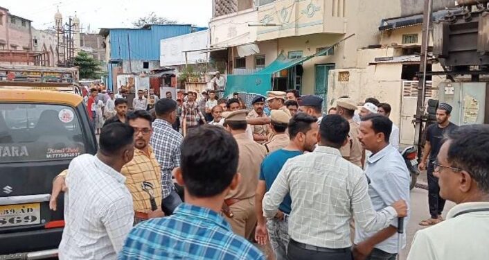 नंदूरबार येथे पोलिसांच्या रूट मार्च दरम्यान गोंधळ घालणाऱ्या चौघाविरुद्ध गुन्हा दाखल