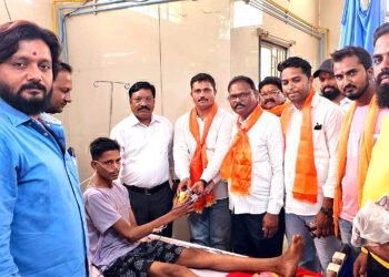 आदित्य ठाकरेंच्या वाढदिवसानिमित्त युवासेनेतर्फे रुग्णांना फळ वाटप