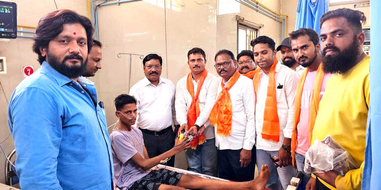 आदित्य ठाकरेंच्या वाढदिवसानिमित्त युवासेनेतर्फे रुग्णांना फळ वाटप