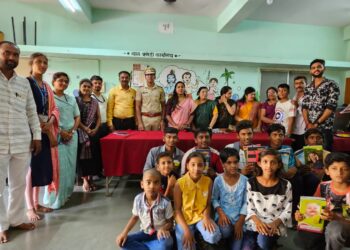 राजश्री शाहू महाराज जयंतीनिमित्त विद्यार्थ्यांना शैक्षणिक साहित्य वाटप