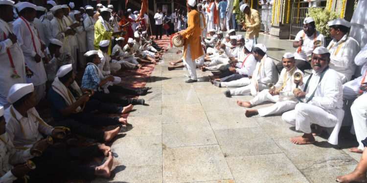 ‘ज्ञानोबा माऊली’च्या जयघोषात श्री संतश्रेष्ठ ज्ञानेश्वर माऊलींच्या पालखीचे प्रस्थान