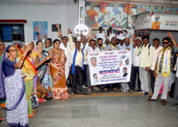 गायरान जमिनी संदर्भात वंचित बहुजन आघाडीचा मोर्चा,मुंबई येथे रेल्वेने रवाना