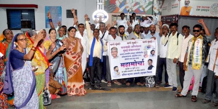 गायरान जमिनी संदर्भात वंचित बहुजन आघाडीचा मोर्चा,मुंबई येथे रेल्वेने रवाना