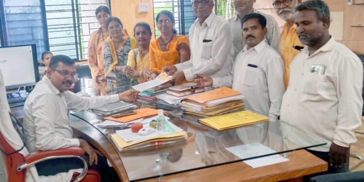 धनगर समाजाला एसटी आरक्षण मिळावे, युवाशक्ती अहिल्या सेनेचे जिल्हाधिकाऱ्यांना निवेदन