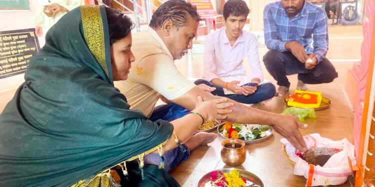 पर्जन्यवृष्टी चांगली व्हावी यासाठी श्री स्वामी समर्थ सेवा केंद्राच्या वतीने ग्रामदेवताचा सन्मान