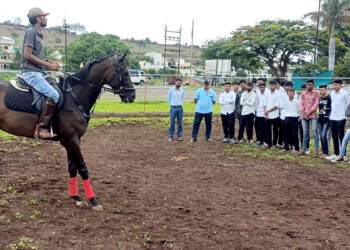 हिरा प्रतिष्ठान संस्थेच्या अधिनिस्थ विद्यालयातील विद्यार्थी घेत आहेत घोडेस्वारीचा अनुभव