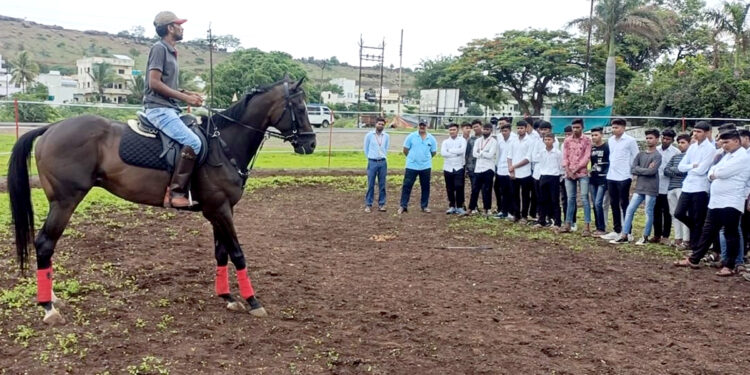 हिरा प्रतिष्ठान संस्थेच्या अधिनिस्थ विद्यालयातील विद्यार्थी घेत आहेत घोडेस्वारीचा अनुभव