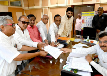 जैन मुनीश्री कमकुमार नंदी महाराज यांची हत्याच्या  निषेधार्थ जैन समाजामार्फत जिल्हाधिकाऱ्यांना निवेदन