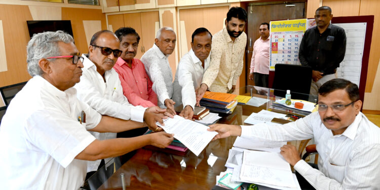 जैन मुनीश्री कमकुमार नंदी महाराज यांची हत्याच्या निषेधार्थ जैन समाजामार्फत जिल्हाधिकाऱ्यांना निवेदन