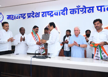 आम आदमी पार्टीच्या शेतकरी आघाडीच्या शेकडो कार्यकर्त्यांसह प्रदेशाध्यक्ष बिपिन पाटील यांच्या मुंबई येथे राष्ट्रवादी प्रवेश