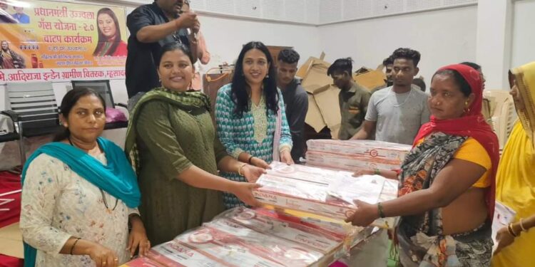 म्हसावद येथे खा. डॉ.हिना गावित यांच्या हस्ते हजार लाभार्थ्यांना गॅस शेगडीचे वितरण