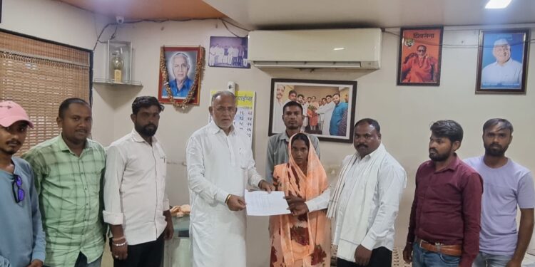 माजी आ.चंद्रकांत रघुवंशी यांच्या पाठपुराव्यातून मयत शेतकऱ्याचा कुटुंबास २ लाखाचे सानुग्रह अनुदान